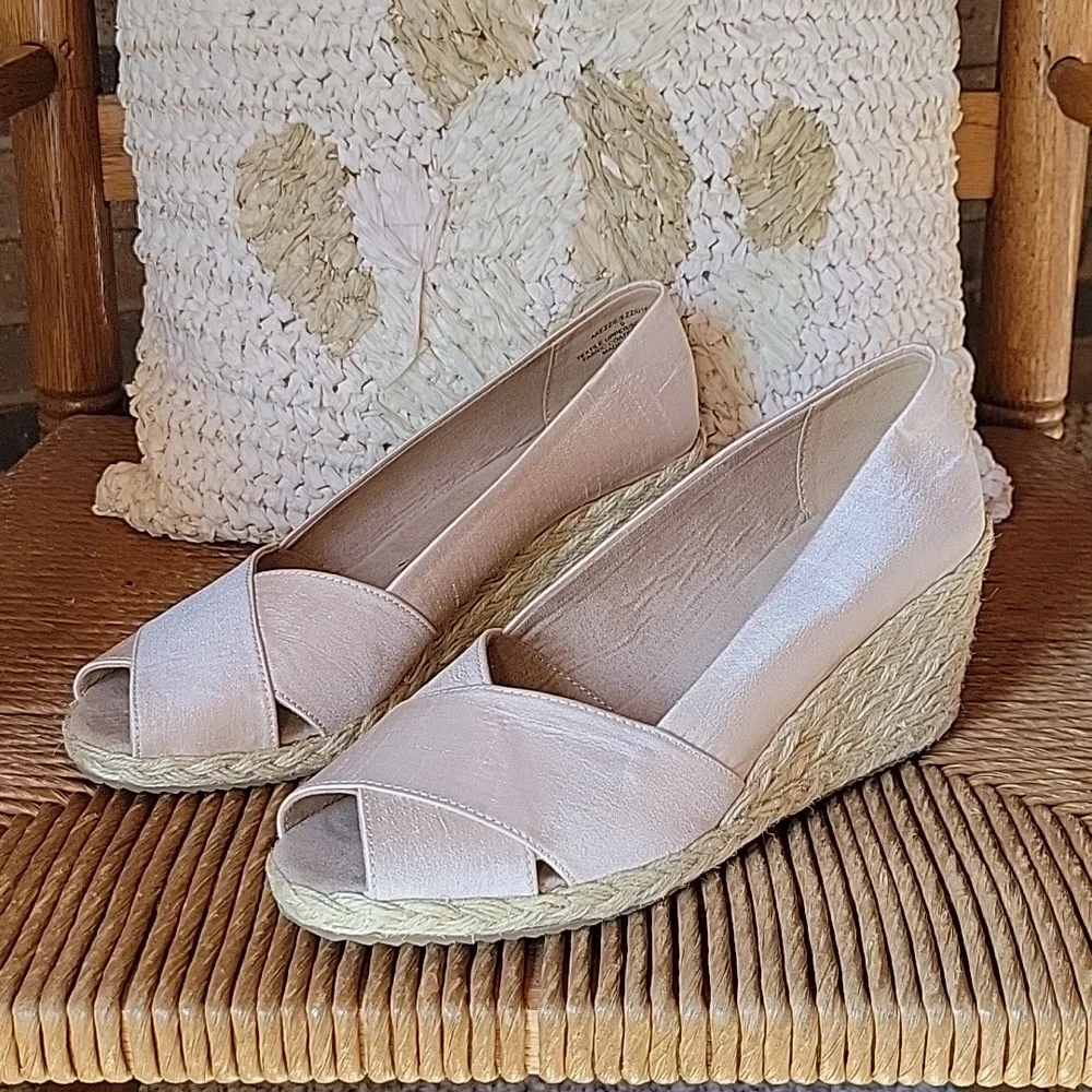 NWOT, Anne Klein Ezzie espadrille open toe sandals, size 9